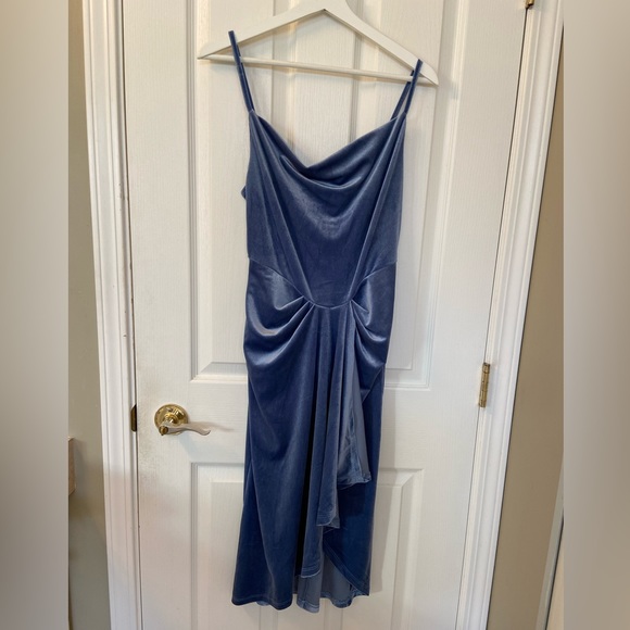 Velvet Sweetheart Ruched Midi Dress - Picture 2 of 4